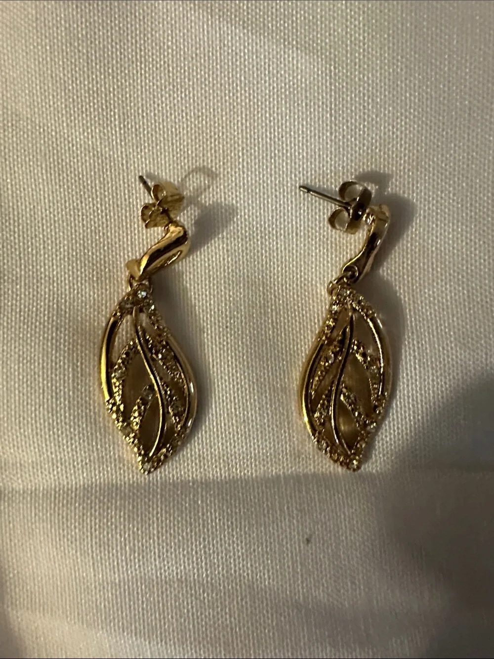 Avon Gold-Tone Leaf Pendant Necklace Set - Picture 3 of 5